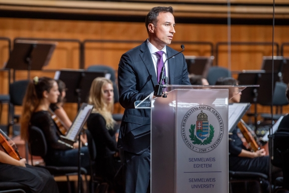 Orbán Gábor, a Nemzeti Egészségügyi és Orvosképzésért Alapítvány kuratóriumának elnöke beszédet mond a Semmelweis Egyetem 2021/2022-es tanévének ünnepélyes megnyitóján Budapesten, a Művészetek Palotájában 2021. szeptember 1-jén. MTI/Balogh Zoltán