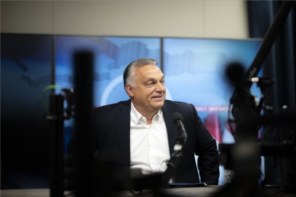 A Miniszterelnöki Sajtóiroda által közreadott képen Orbán Viktor miniszterelnök a Jó reggelt, Magyarország! című műsorban adott interjúja előtt a Kossuth Rádió stúdiójában 2021. október 8-án. MTI/Miniszterelnöki Sajtóiroda/Benko Vivien Cher