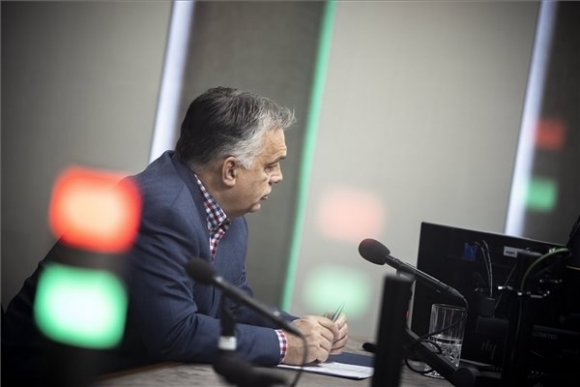  A Miniszterelnöki Sajtóiroda által közreadott képen Orbán Viktor miniszterelnök interjút ad a Jó reggelt, Magyarország! című műsorban a Kossuth Rádió stúdiójában 2021. november 19-én (MTI/Miniszterelnöki Sajtóiroda/Fischer Zoltán)