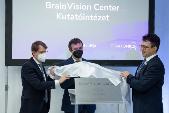 Roska Botond professzor, Palkovics László innovációs és technológiai miniszter és Rózsa Balázs, a projekt egyik kidolgozója (b-j) a BrainVision Center alapító ünnepségén Budapesten november 22-én. A BrainVision Center feladata a központi idegrendszeri betegségek diagnózisához és terápiájához szükséges alapkutatási folyamatok előkészítése és a látás-helyreállítás alapkutatási program megvalósítása lesz. MTI/Mohai Balázs