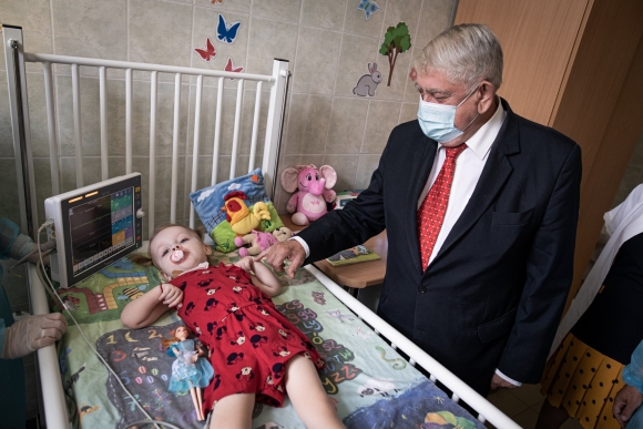 Kásler Miklós Annával, aki júliusban kapta meg a Bethesda Gyermekkórházban a Zolgensma génterápiás készítményét (Forrás: Kásler Miklós hivatalos Facebook-oldala)