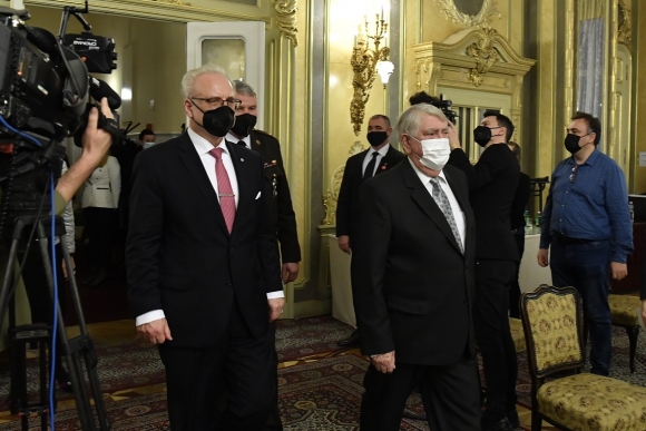 Egils Levits lett államfő (b) és Kásler Miklós, az emberi erőforrások minisztere érkezik az onkológia területét érintő magyar-lett együttműködési megállapodások aláírására a minisztériumban 2021. december 8-án. MTI/Máthé Zoltán