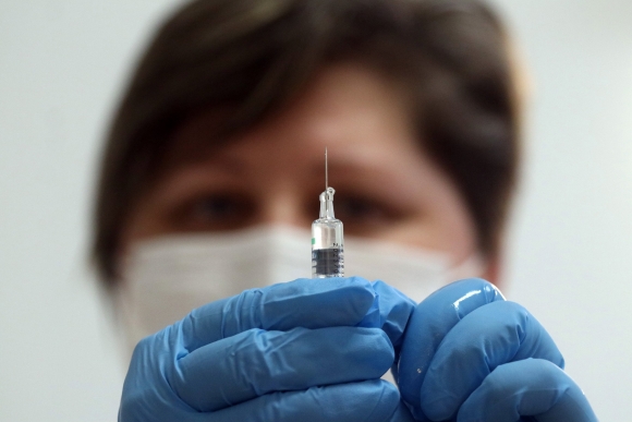 Oltáshoz készítik elő a kínai Sinopharm koronavírus elleni vakcinát a miskolci Borsod-Abaúj-Zemplén Megyei Központi Kórház és Egyetemi Oktatókórházban kialakított oltóponton. Fotó: MTI/Vajda János