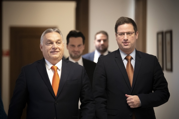 Orbán Viktor miniszterelnök (b) és Gulyás Gergely, a Miniszterelnökséget vezető miniszter (j) érkezik a Kormányinfó sajtótájékoztatóra, a Karmelita kolostorban 2021. december 21-én. Fotó: Miniszterelnöki Sajtóiroda/Benko Vivien Cher