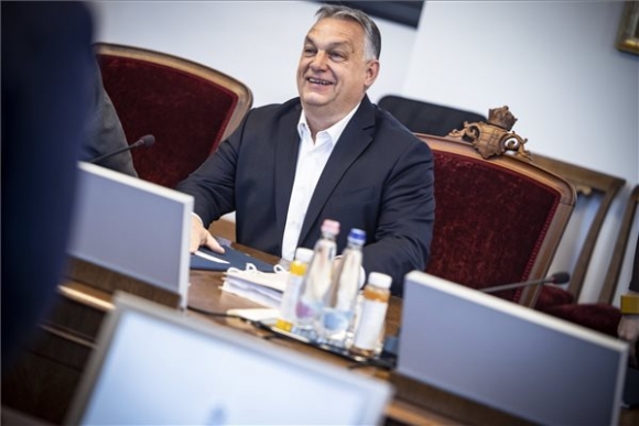 Orbán Viktor miniszterelnök az év első kormányülésén a Karmelita kolostorban 2022. január 12-én (MTI/Miniszterelnöki Sajtóiroda/Fischer Zoltán)