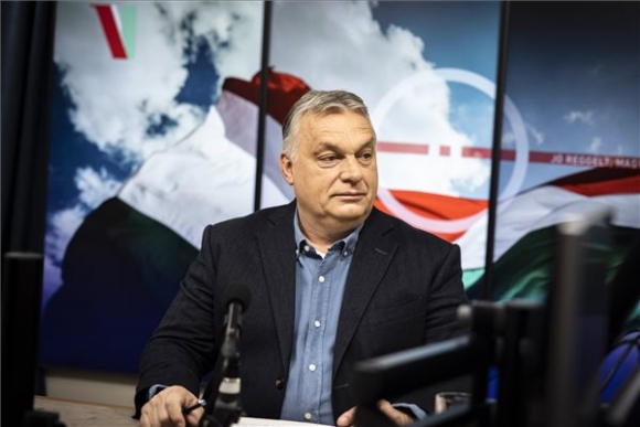 Orbán Viktor miniszterelnök interjút ad a Jó reggelt, Magyarország! című műsorban a Kossuth rádió stúdiójában 2022. január 28-án (MTI/Miniszterelnöki Sajtóiroda/Fischer Zoltán)