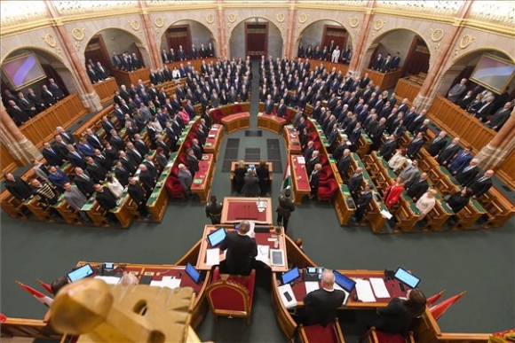 Képviselők esküt tesznek az Országgyűlés alakuló ülésén 2022. május 2-án. A patkó első sorában Semjén Zsolt miniszterelnök-helyettes és Orbán Viktor miniszterelnök (középen, b-j). (MTI/Illyés Tibor)