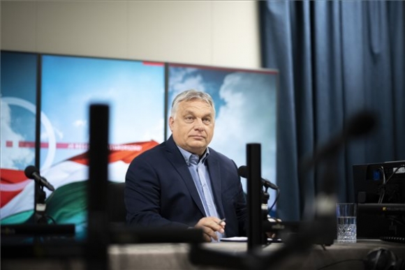 Orbán Viktor kormányfő a Kossuth rádió stúdiójában, ahol interjút adott a Jó reggelt, Magyarország! című műsorban 2022. július 15-én. MTI/Miniszterelnöki Sajtóiroda/Benko Vivien Cher