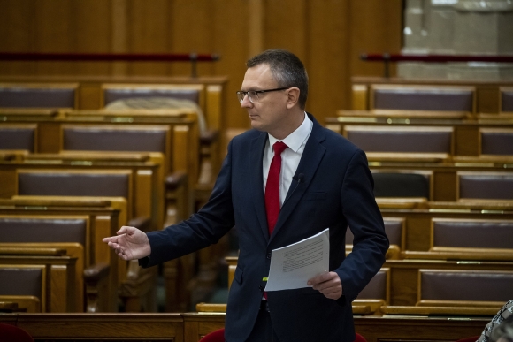 Rétvári Bence, a Belügyminisztérium parlamenti államtitkára jelezte, folytatni fogják a várólisták csökkentését és a béremeléseket. Fotó: MTI/Balogh Zoltán