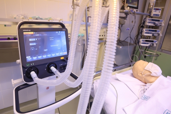 Az eszközfejlesztés során beszerzett lélegeztetőgép a marcali kórházban. Fotó: MTI/Kovács Anikó