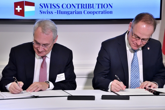 Jean-Francois Paroz svájci nagykövet (b) és Navracsics Tibor területfejlesztési miniszter (j) aláírja a svájci-magyar együttműködési program második keretmegállapodását MTI/Lakatos Péter
