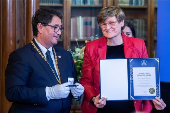 Karikó Katalin átvette a Semmelweis Budapest Award elismerést (MTI/Balogh Zoltán)