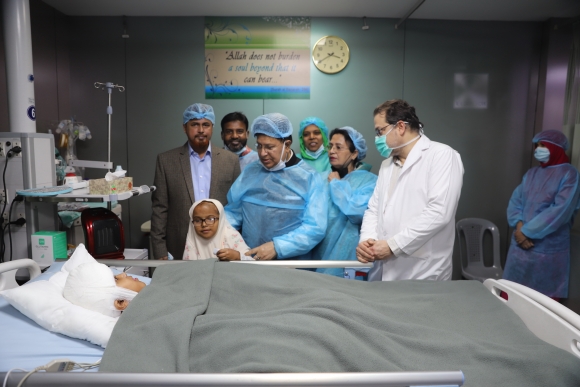 Az ikerkislányokat a kórházban meglátogatta a bangladesi Külügyminiszter, Abdul Momen is, háttérben a szülők, jobbra Pataki doktor (Forrás: Cselekvés a Kiszolgáltatottakért Alapítvány)