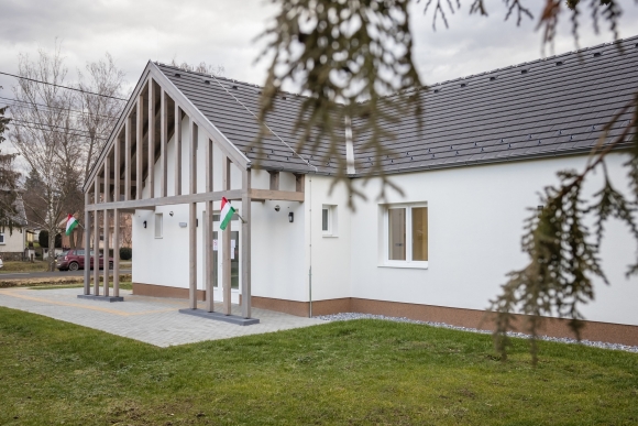A Vas vármegyei Bucsu község egészségháza az átadás napján (Fotó: MTI/Katona Tibor)