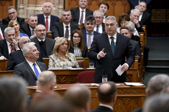 Orbán Viktor miniszterelnök a frakcióvezetők felszólalásaira válaszol az Országgyűlés tavaszi ülésszakának nyitónapján, 2023. február 27-én. Mellette Semjén Zsolt miniszterelnök-helyettes. (Fotó: MTI/Koszticsák Szilárd)