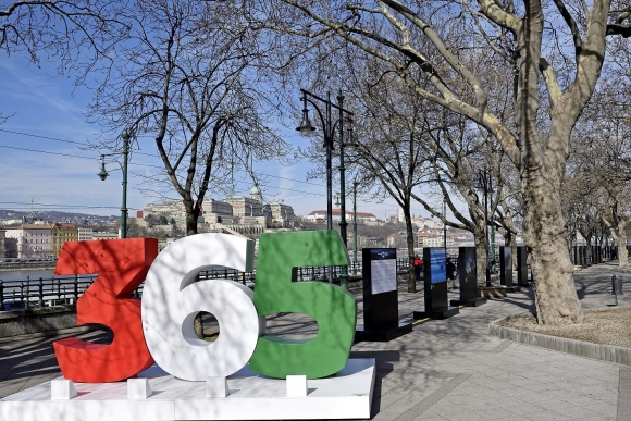 A Magyarország 365 fotópályázat legjobb kétszáz alkotását bemutató szabadtéri fotókiállítás a megnyitó napján Budapesten, a Vigadó tér és a Március 15. tér közötti területen 2023. március 14-én (Fotó: MTI/Lakatos Péter)