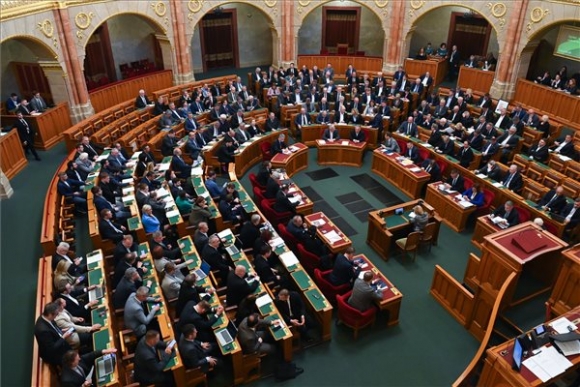 Szavaznak a képviselők az Országgyűlés plenáris ülésén 2023. május 3-án (MTI/Máthé Zoltán)