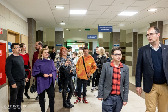 A program részeként a transzplantáltak és szüleik bejárhatták a StéG épületét és betegellátó helyiségeit (Fotó: Kovács Attila – Semmelweis Egyetem)