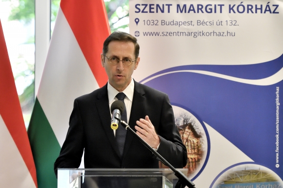 Varga Mihály pénzügyminiszter beszédet mond a budapesti Szent Margit Kórház Margit-napi ünnepségén  (Fotó: MTI/Lakatos Péter)