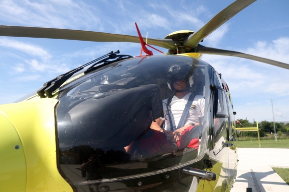 Hegedűs Máté paramedikus egy mentőhelikopterben a közel 700 millió forintos költségvetési forrásból épült új miskolci mentőhelikopter-bázison az átadóünnepsége napján (Fotó: MTI/Vajda János)