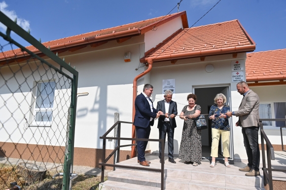 A Magyar falu program segítségével felújított orvosi és védőnői rendelő átadása Seregélyes-Szőlőhegyen (Fotó: MTI/Bruzák Noémi)