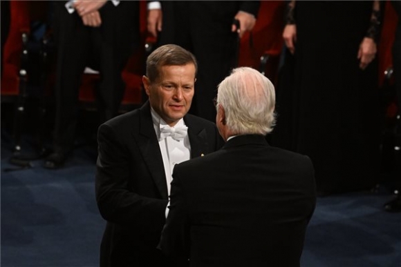Krausz Ferenc fizikus átveszi a fizikai Nobel-díjat XVI. Károly Gusztáv svéd királytól