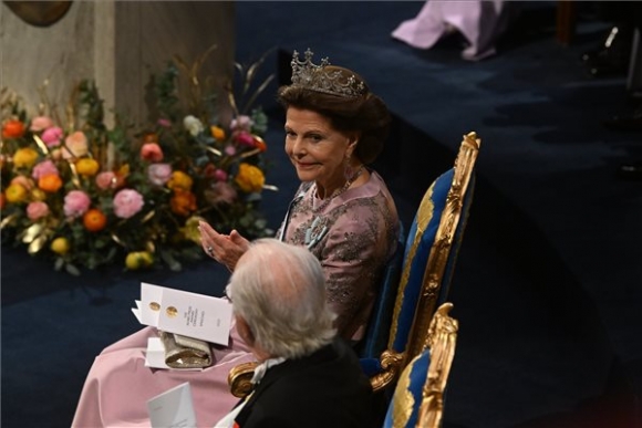 Szilvia svéd királyné (j) és XVI. Károly Gusztáv svéd király a 2023-as Nobel-díjak átadási ünnepségén a stockholmi hangversenyteremben 2023. december 10-én