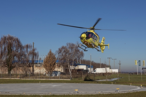 Mentőhelikopter a mintegy 785 millió forintból megépült marcali légimentőbázison az átadás napján, 2023. december 18-án (fotó: MTI/Katona Tibor)