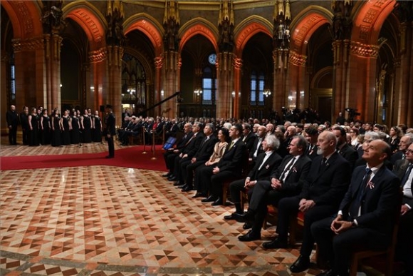 Résztvevők a Kossuth- és Széchenyi-díjak, valamint a Magyar Érdemrend kitüntetéseinek ünnepélyes átadásán a Parlament kupolacsarnokában 2024. március 14-én (MTI/Máthé Zoltán)
