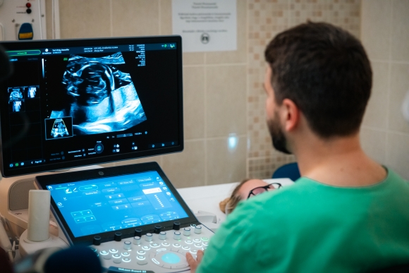 Az SZTE Foeto-Maternalis Centrum Magyarországon egyedülálló ultrahang-diagnosztikai készüléke vizsgálat közben (Fotó: Sahin-Tóth István/SZTE)