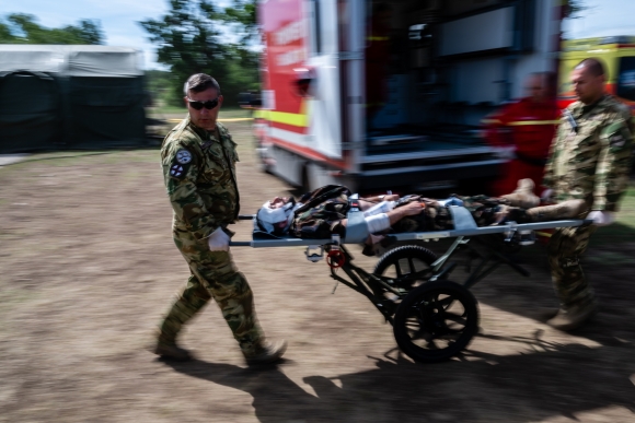 Sérültet szállítanak a Magyar Honvédség Role2 tábori kórházába a Vigorous Warrior (Erélyes harcos) 24 elnevezésű gyakorlaton a bakonykúti gyakorlótéren (Fotó: MTI/Vasvári Tamás)