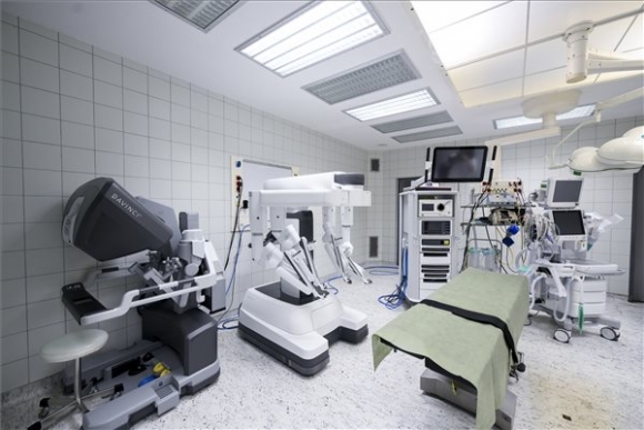 Robotasszisztált sebészeti műtő a Debreceni Egyetem Klinikai Központ Sebészeti Klinikáján az átadás napján, 2024. május 14-én (MTI/Czeglédi Zsolt)