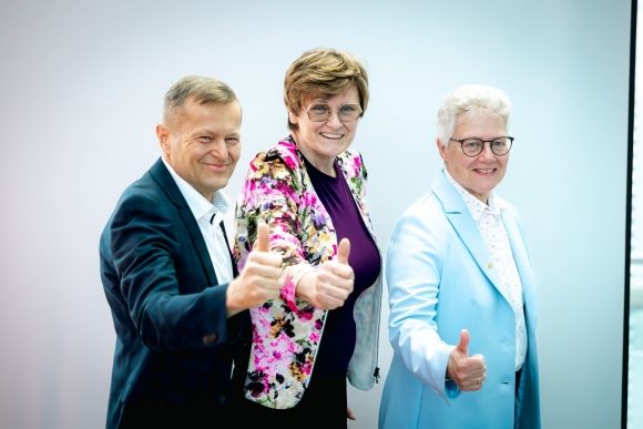 Három Nobel-díjas kutató a CMF avatóünnepségén: Krausz Ferenc, Karikó Katalin és Anne L’Huilliert (Fotó: Sahin-Tóth István, SZTE)