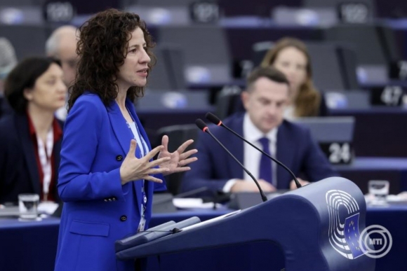 Roxana Minzatu román uniós biztos az EP strasbourgi plenáris ülésén 2025. február 11-én. Az uniós törvényhozás február 10. és 13. között ülésezik franciaországi székhelyén. (Fotó: MTI/EPA/Ronald Wittek)