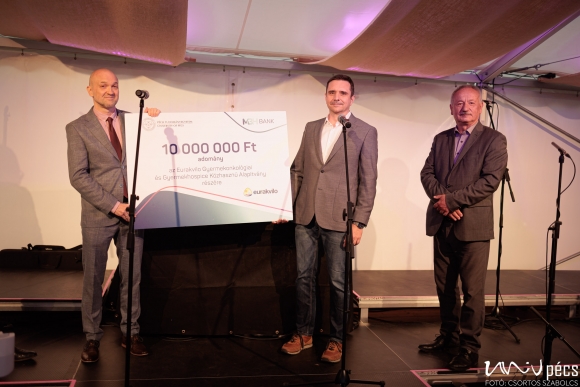 A képen balról Ottóffy Gábor, a PTE KK Gyermekgyógyászati Klinika Onkohematológiai Osztályának vezetője, Monostori Ákos, az MBH Bank elnöki tanácsadója és Miseta Attila, a PTE rektora látható (Fotó: Csortos Szabolcs/PTE)