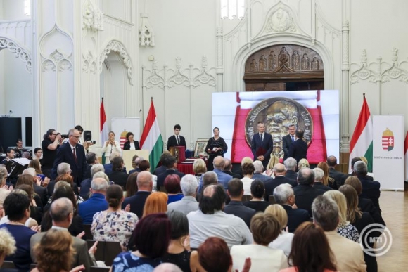 Rétvári Bence (b) és Takács Péter állami elismerést ad át a minisztérium Semmelweis-napi ünnepségén a BM dísztermében 2025. június 30-án. (Fotó: MTI/Hegedüs Róbert)