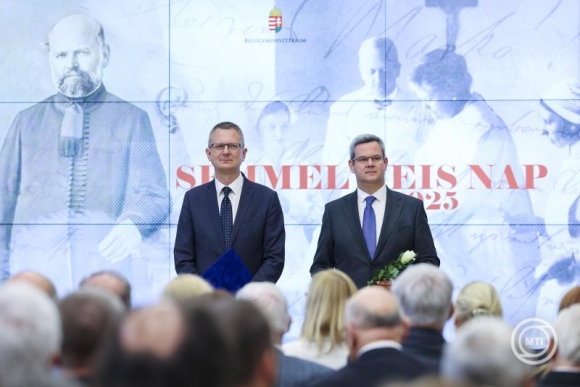 Rétvári Bence és Takács Péter a BM Semmelweis-napi ünnepségén (Fotó: MTI/Hegedüs Róbert)
