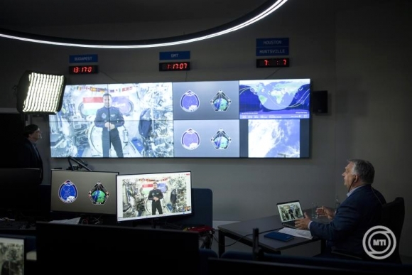 Orbán Viktor miniszterelnök videókapcsolaton keresztül beszél az Axiom-4 küldetésben részt vevő, a Nemzetközi Űrállomáson tartózkodó Kapu Tibor űrhajóssal a budapesti Millenáris Parkban található HUNIVERZUM - Magyarok a világűrben látogatóközpontban 2025. június 29-én. (Fotó: Benko Vivien Cher MTI/Miniszterelnöki Kommunikációs Főosztály/Fischer Zoltán)