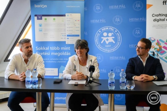 Judik Balázs, Nagy Anikó és Muck Iván (b-j) a megújult honlapot bemutató sajtótájékoztatón (Fotó: MTI/Vasvári Tamás)