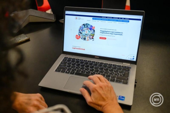 A Heim Pál Országos Gyermekgyógyászati Intézet megújult honlapja a bemutató sajtótájékoztató napján 2025. július 31-én. (Fotó: MTI/Vasvári Tamás)