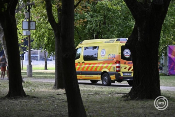 Az Országos Mentőszolgálat mentőautója mozgóőrségben a 31. Sziget fesztivál nyitónapján a Hajógyári-szigeten. Az OMSZ egy ellátóközponttal és kilenc mentőegységgel van jelen a rendezvényen. (Fotó: MTI/Lakatos Péter)