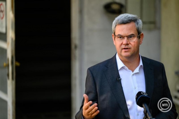 Takács Péter bejelentette, hogy megkezdődhet az orvos- és nővérszálló komplex felújítása 1,127 milliárd forintból. (Fotó: MTI/Vasvári Tamás)