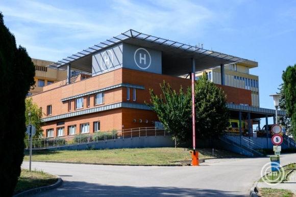 A Siófoki Kórház-Rendelőintézet a hozzá tartozó orvos- és nővérszálló felújítása kapcsán tartott sajtótájékoztató napján, 2025. augusztus 26-án. (Fotó: MTI/Vasvári Tamás)