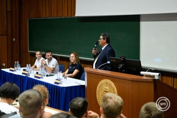 Merkely Béla (j) beszédet mond az SE Nyári Egyetemének budapesti kerekasztal-beszélgetésén 2025. augusztus 28-án. Mellette Cserényi Gyula tartalékos kutatóűrhajós, Kapu Tibor kutatóűrhajós, Nagy Klaudia Vivien, az Európai Űrügynökség (ESA) első magyar minősített űrorvosa (b-j). (Fotó: MTI/Koszticsák Szilárd)