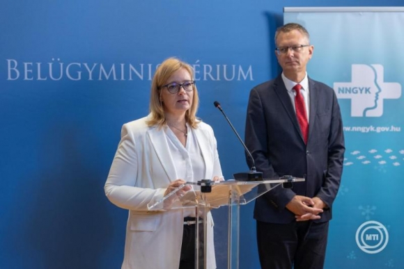 Surján Orsolya országos tisztifőorvos és Rétvári Bence államtitkár a korlátozottan nyilvános sajtótájékoztatón, ahová a MedicalOnline szakportált ismét nem hívták meg, ahogyan egyetlen egészségügyet érintő sajtóeseményre sem. (Fotó: MTI/Kocsis Zoltán)
