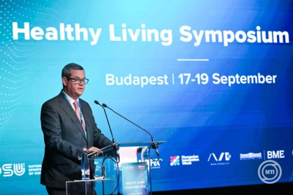 Takács Péter, a Belügyminisztérium egészségügyi államtitkára a HUN-REN Magyar Kutatási Hálózat és a Szingapúri Nemzeti Egyetem közös rendezvénye, a Healthy Living 2025 Symposium megnyitóján a Puskás Arénában. (MTI/Bruzák Noémi)