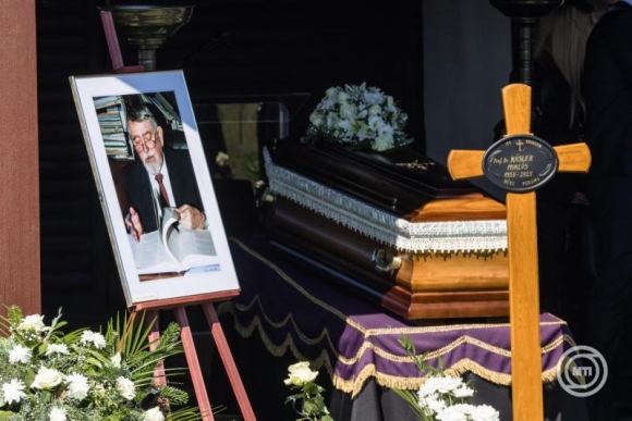 Kásler Miklós ravatala a sárvári Sári temetőben (Fotó: MTI/Katona Tibor)