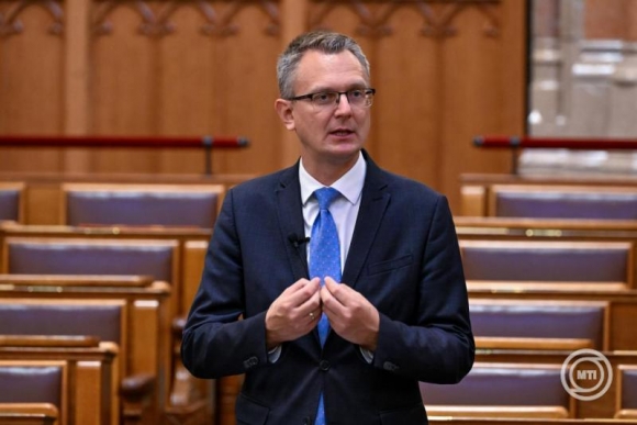 Rétvári Bence , a Belügyminisztérium parlamenti államtitkára napirend előtti felszólalásra válaszol az Országgyűlés plenáris ülésén 2025. szeptember 22-én. (Fotó: MTI/Máthé Zoltán)