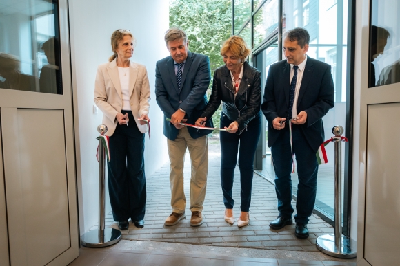Prof. Dr. Dux Mária, az SZAOK dékánhelyettese, Prof. Dr. Rovó László rektor, Dr. Fendler Judit kancellár és Prof. Dr. Szakonyi Zsolt, a GYTK dékánja vágta át a szalagot a Szentháromság épület átadóünnepségén  (Fotó: Sahin-Tóth István)
