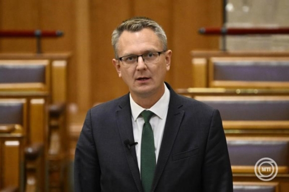 Rétvári Bence, a Belügyminisztérium parlamenti államtitkára azonnali kérdésre válaszol az Országgyűlés plenáris ülésén 2025. szeptember 29-én (MTI/Bodnár Boglárka)